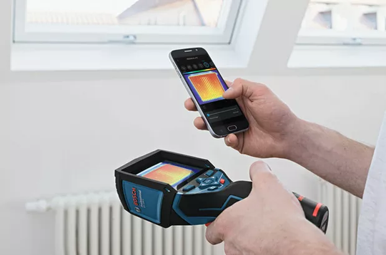 Bosch GTC400C in use with phone